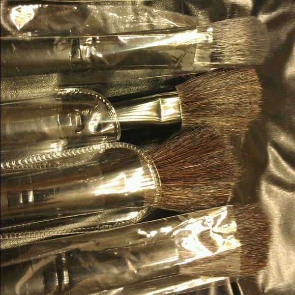 trade @marthab 32 pc makeup brush set :)