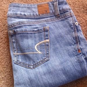 Size 4 lightly distressed American Eagle capris