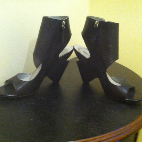 SOLD🌻🌻Unusual styled black sandals