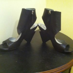 SOLD🌻🌻Unusual styled black sandals