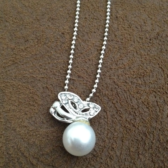 New pearl necklace w butterfly