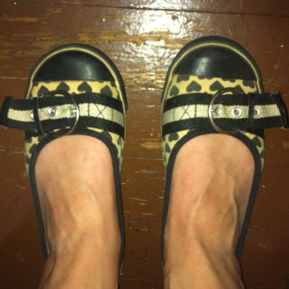 Sold in bundle!! Tan and black heart flats
