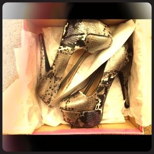 ✋❗RESERVED❗1/2 Off* (NEW) Snake Skin Pumps