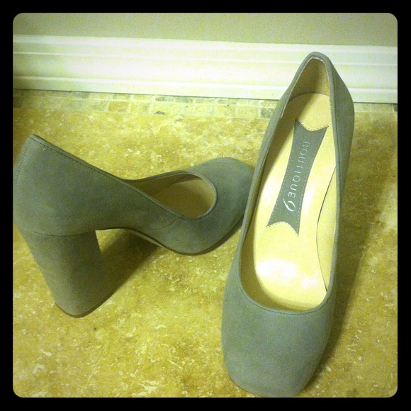 NEW Suede quilo pumps in light grey. boutique 9