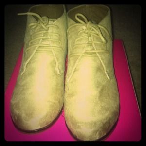 Shoe Dazzle Flat Tan Booties !