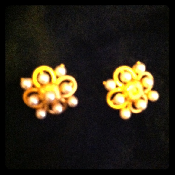 Gold color and pearl earrings