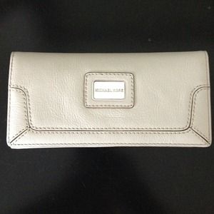 Michael Kors Clutches & Wallets - Michael Kors wallet, never been used. Michael Kors Clutches & Wallets - Michael Kors wallet, never been used.