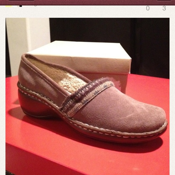 Size 8.5 Naturalizer shoes.