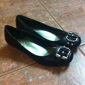 Jessica Simpson's black wedge