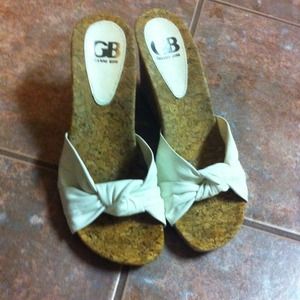 🔻REDUCED🔻Gianni Bini white bow wedge