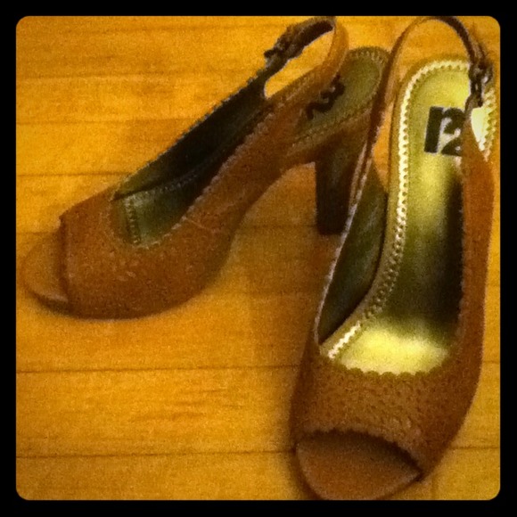 R2 size 8 worn only once high heels