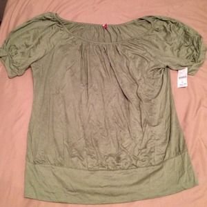NWT,Gorgeous Green Top, prple earrings, 3&4g SP