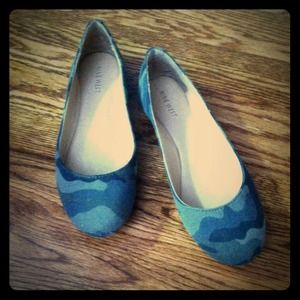 **RESERVED**Camouflage flats