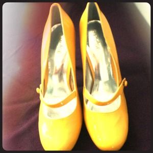 ❌Reserved❌Cute mustard patent pumps!!