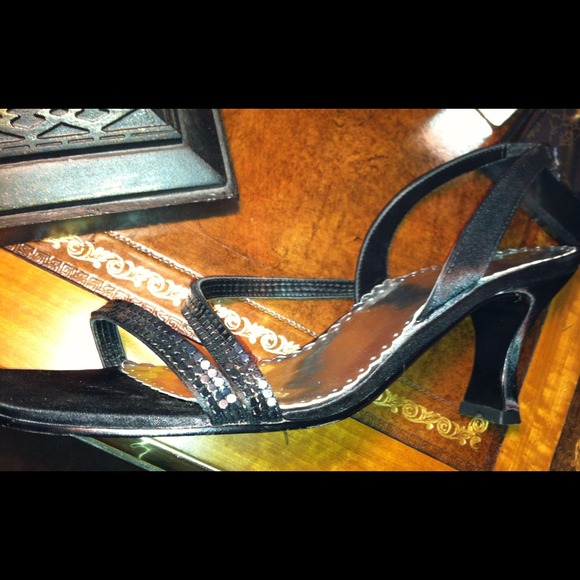 Metal sequence black shoes
