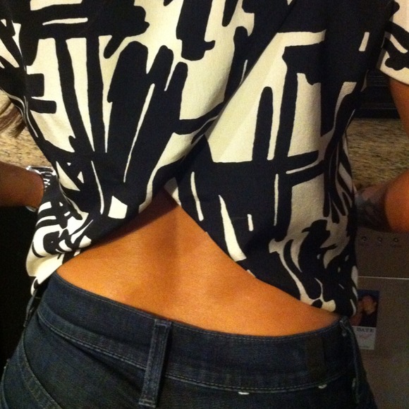 ⚠️SOLD⚠️Tibi brushstroke top 😍😍😍😍 - Picture 2 of 2