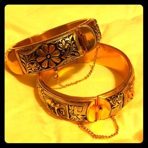Trade @ mariposa *** Costume jewelry bangles (2)