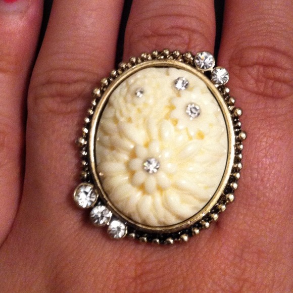 Forever 21 Jewelry - Vintage flower ring