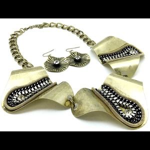 Gold necklace and earring