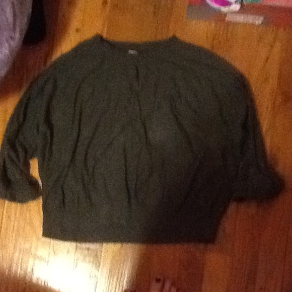 RUDECEDOlive green half sleeves with button.