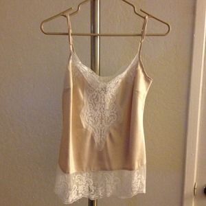 Satin lace top can be worn at a night out