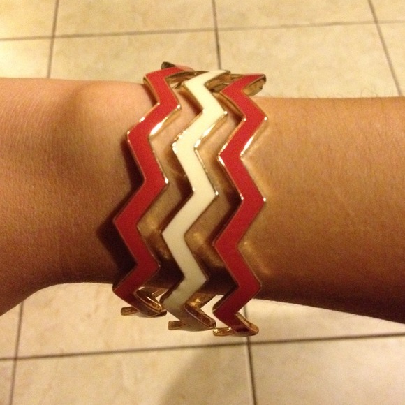 ✖️SOLD IN BUNDLE✖️Red and cream chevron bangles