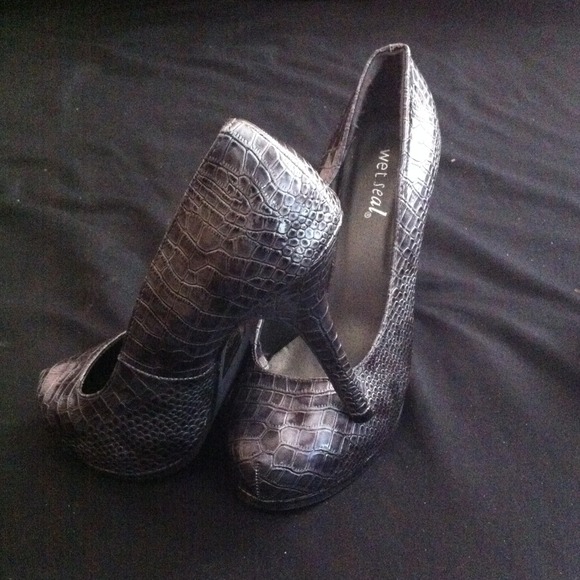 Grey & Black shoes w/ clutch
