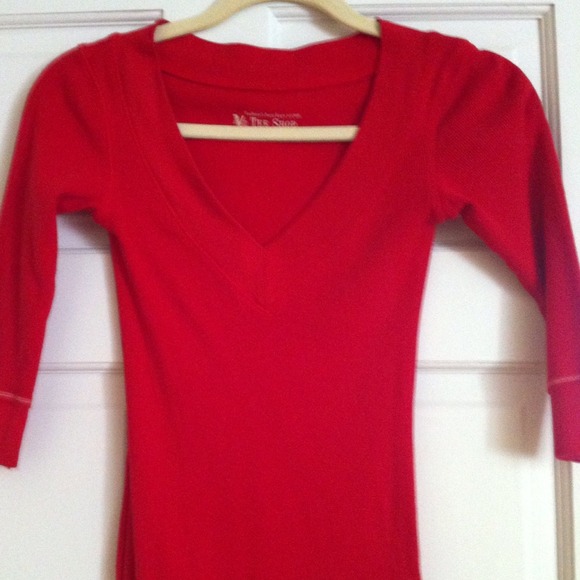👉SOLD👈VS red tee