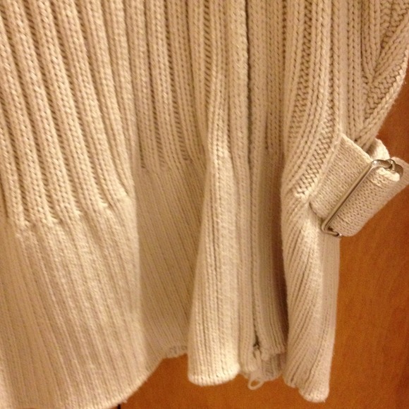 Ribbed oatmeal colored sweater - Picture 3 of 3