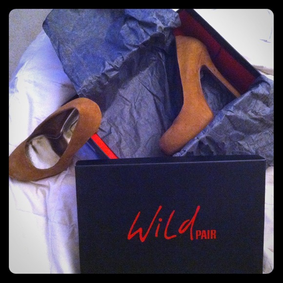 Size 7 Bakers Camel colored suede platform pumps - Picture 1 of 3