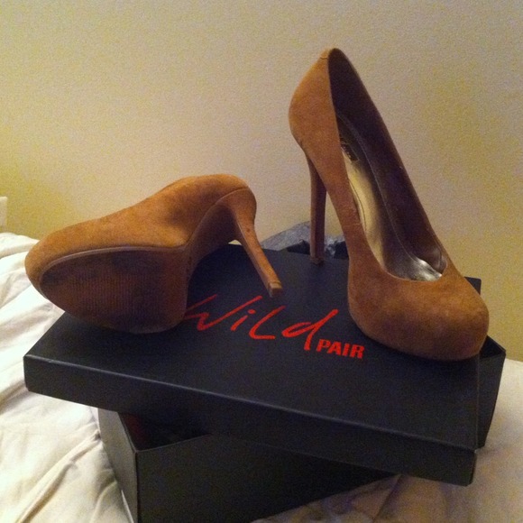 Size 7 Bakers Camel colored suede platform pumps - Picture 2 of 3
