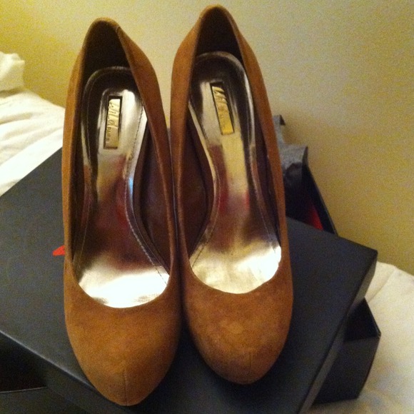 Size 7 Bakers Camel colored suede platform pumps - Picture 3 of 3