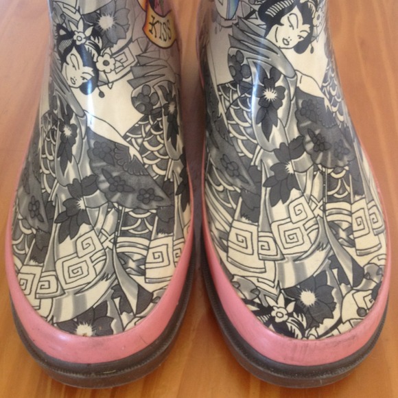 💢SOLD💢Ed Hardy geisha rain boots - Picture 2 of 4