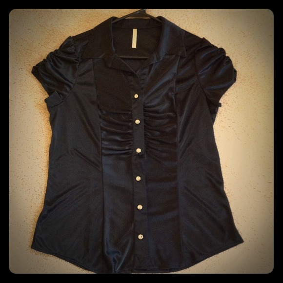 💢Reduced💢Black crystal button Top