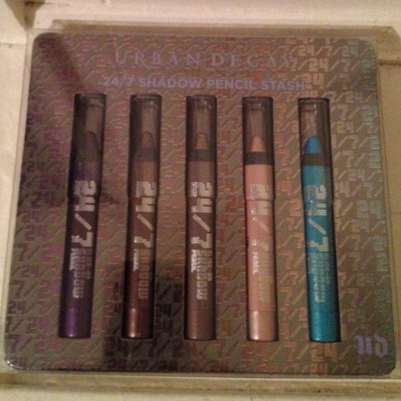 Urban Decay Accessories - Reserved for @tamit Urban Decay 24/7 &2 UB PALLETS