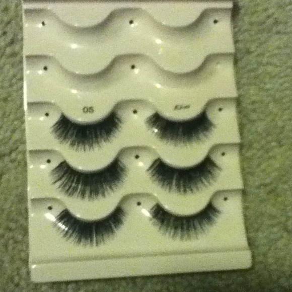 Kiss eyelashes.