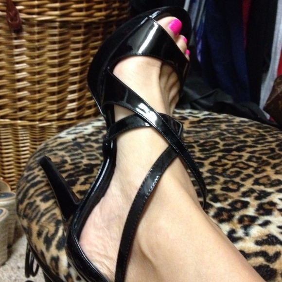 SOLD Black nine west criss cross front