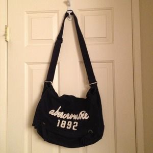 💜 Abercrombie Messenger Bag 💜