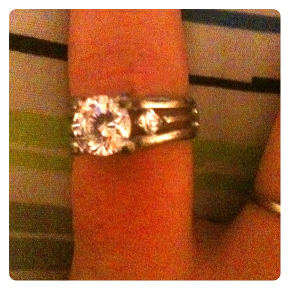 A ring - Picture 1 of 1