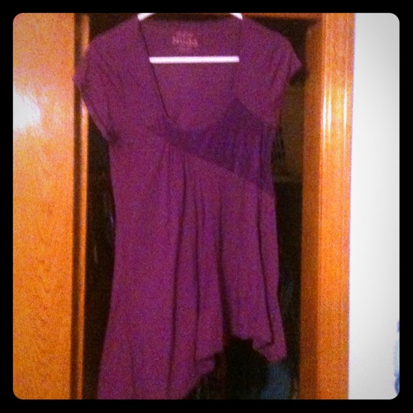 A purple shirt - Picture 1 of 1