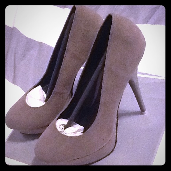 Landi Pump In Gray - Picture 1 of 3