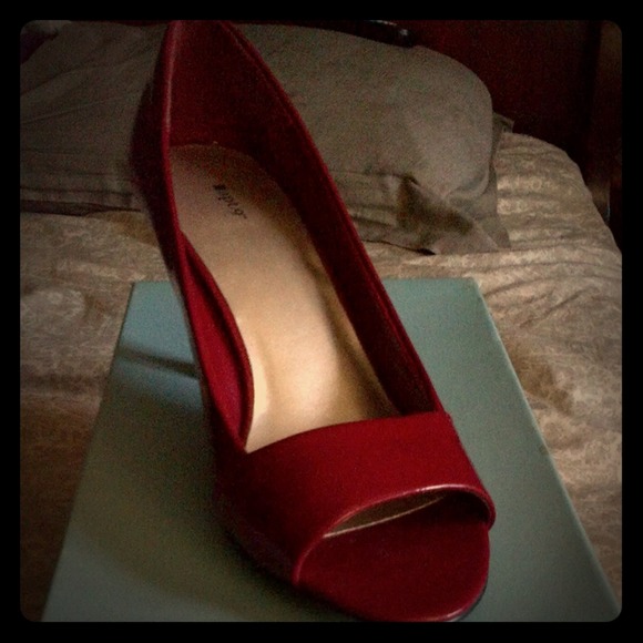 Apt 9 red low pump
