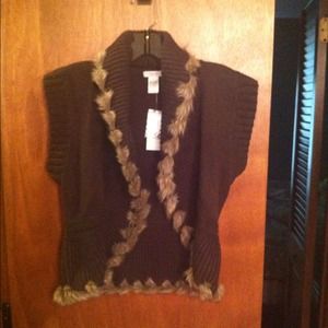 Chocolate cropped sweater vest with faux fur trim.
