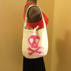 White reversible skull and cross bones purse