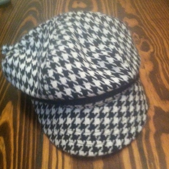 Black and white Aldo hat. Perfect for fall.