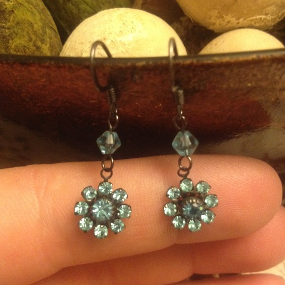 Flower Earrings - Picture 1 of 2