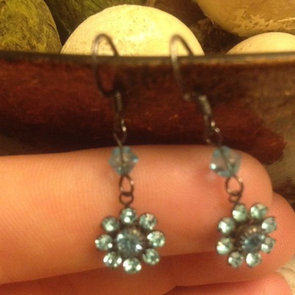 Flower Earrings - Picture 2 of 2