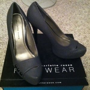 Gray pumps