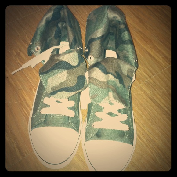 Hunter green with camo inside high top shoes!! S10