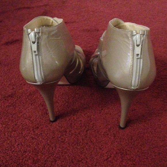 NEW Stuart Weitzman Grey Taupe Patent Heels 10 - Picture 3 of 4